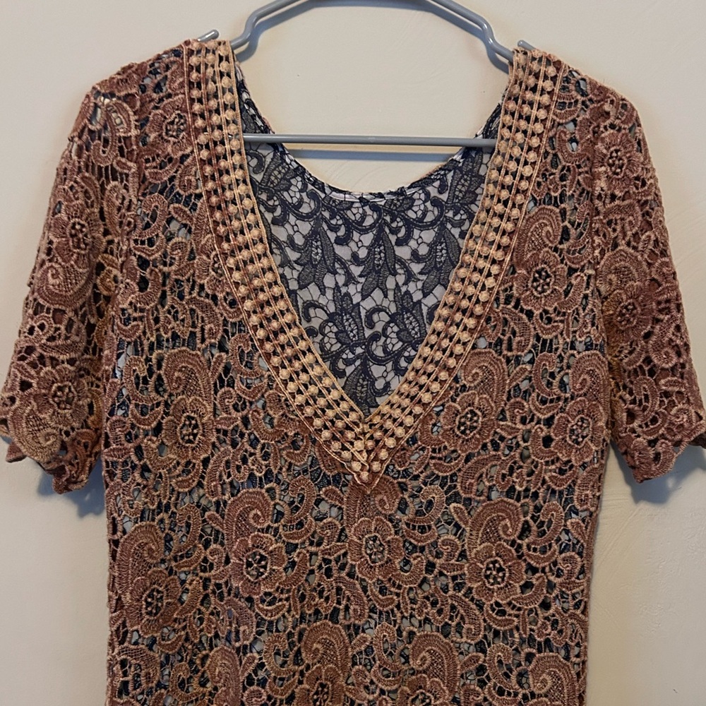 Gimmicks by BKE Rust Floral Crochet Women's Top - V-Back size Medium - Picture 7 of 9